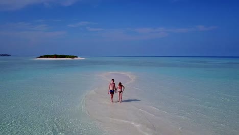 v03901-fliegenden-Drohne-Luftaufnahme-der-Malediven-weißen-Sandstrand-2-Personen-junges-Paar-Mann-Frau-romantische-Liebe-auf-sonnigen-tropischen-Inselparadies-mit-Aqua-blau-Himmel-Meer-Wasser-Ozean-4k