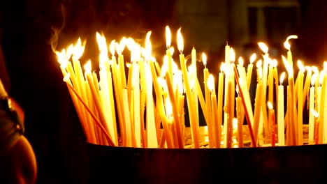 Brennende-Kerzen-in-Heilig-Grab-Kirche