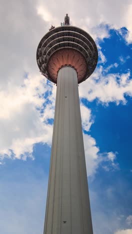 Menara-Kuala-Lumpur-(KL-Tower)-de-Malasia-4K-Time-Lapse-(vertical,-zoom-out)