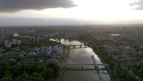 Luftbild-von-London-urbane-Stadtbild-und-Battersea-Bridge-über-die-Themse