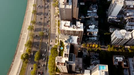 Luftaufnahme-von-Chicago,-Amerika-in-den-Morgen.-Drohne-fliegen-entlang-der-Küste-auf-den-Michigan-See-und-Straße