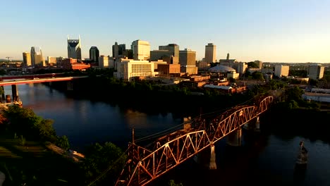 Río-de-Cumberland-de-arquitectura-de-horizonte-de-Nashville-Tennessee-centro-ciudad