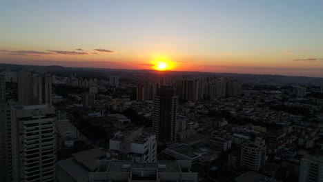 Volando-sobre-puesta-de-sol-en-la-ciudad-de-Ribeirao-Preto,-Sao-Paulo,-Brasil