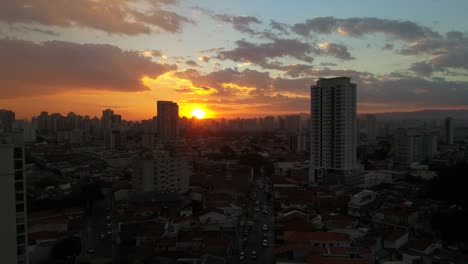 Puesta-de-sol-sobre-la-ciudad-de-Sao-Paulo