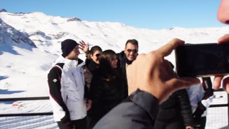 Familie,-die-eine-Selfie-im-Schnee