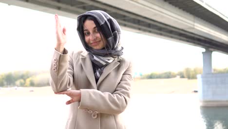 Wunderschöne-muslimische-Mädchen,-die-Hand-heben