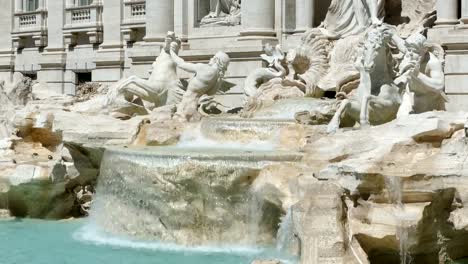 La-fuente-de-Trevi-de-Roma,-Italia