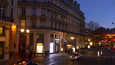 iluminación-de-noche-Francia-panorama-de-pov-calle-Paseo-París-famosa-Double-Decker-bus-4k