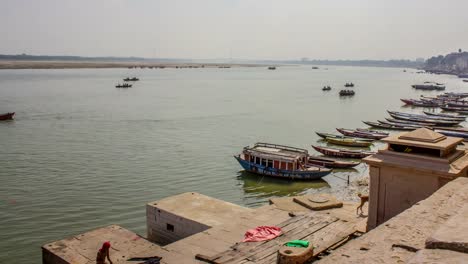 La-ciudad-de-Benarés,-río-Ganges-y-barcos,-Uttar-Pradesh,-la-India,-Time-Lapse