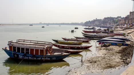 La-ciudad-de-Benarés,-río-Ganges-y-barcos,-Uttar-Pradesh,-la-India,-Time-Lapse