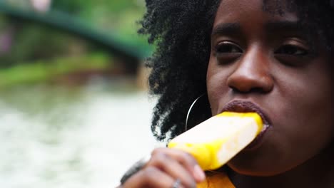 Mujer-comiendo-helado-en-el-Parque