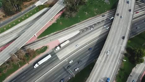 Luftaufnahme-von-einer-Autobahn-Kreuzung-in-Los-Angeles