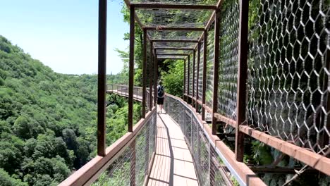 Junge-Frau-geht-auf-die-Aussichtsplattform.-Okatse-Canyon-in-der-Nähe-von-Kutaissi,-Georgien