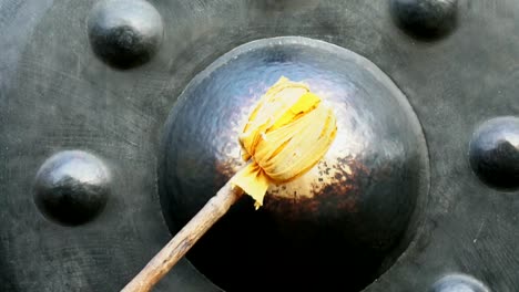 mano-de-persona-suena-el-gong-de-un-templo-con-lenta,-Chiang-Mai-Tailandia.