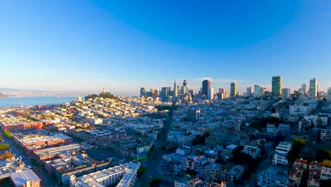 Einblick-der-Columbus-Avenue-in-San-Francisco-Financial-District