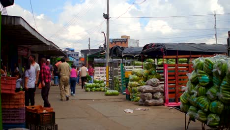 Straßenmarkt-mit-haufenweise-Bananen-in-Bogotá,-Kolumbien