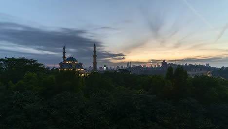 Amanecer-en-la-mezquita-Federal,-Kuala-Lumpur