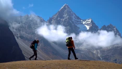 Hikers-travel-in-the-Himalayan-mountains