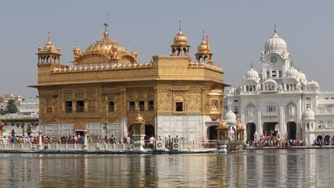 Sikhs-y-gente-India-visitando-el-templo-dorado-en-Amritsar,-Punjab,-India