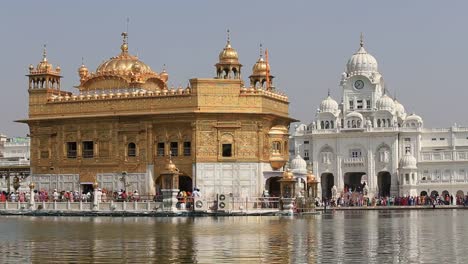 Sikhs-und-indischen-Menschen-besuchen-den-goldenen-Tempel-in-Amritsar,-Punjab,-Indien