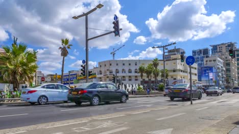 Zeitraffer-der-weißen-Wolken-vorbei-über-eine-moderne-Großstadt-Straße