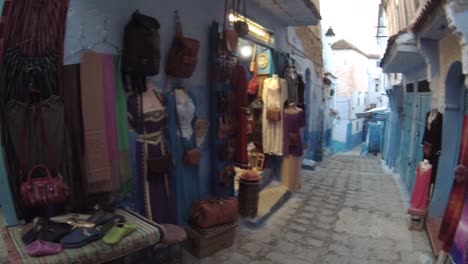 Sale-of-handicrafts-in-the-streets-of-Chechaouen,-in-Morocco