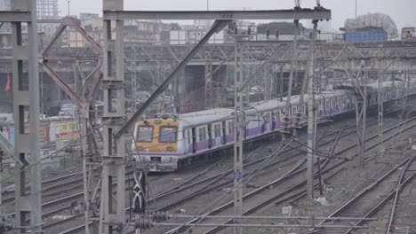 Movimiento-sendero-suburbano-de-Mumbai-o-tren-de-la-mañana-en-las-pistas