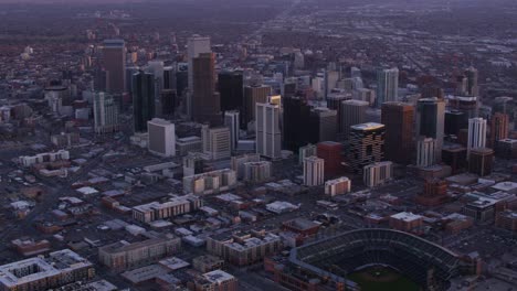 Vista-aérea-del-campo-de-béisbol-y-Denver,-Colorado