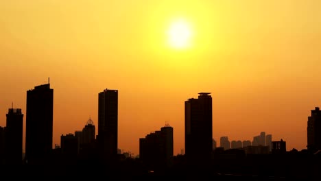 Sonnenuntergang-Zeitraffer-mit-Silhouette-der-Hochhäuser