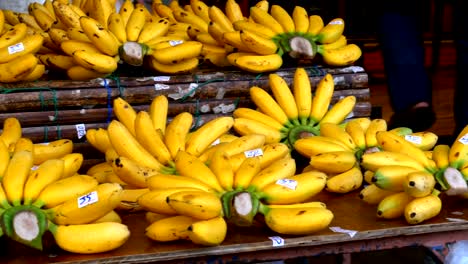 Pequeño-amarillo-plátano-tailandés-en-el-mostrador