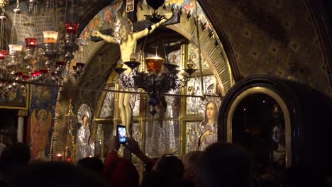 En-el-templo-del-Santo-Sepulcro-en-Jerusalén.-Calvario