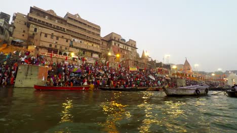 Ghats-von-Varanasi,-Diwali-fest,-Ganges-und-Boote,-Uttar-Pradesh,-Indien,-Real-Time