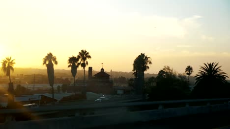 POV-coche-al-atardecer-en-California-en-cámara-lenta