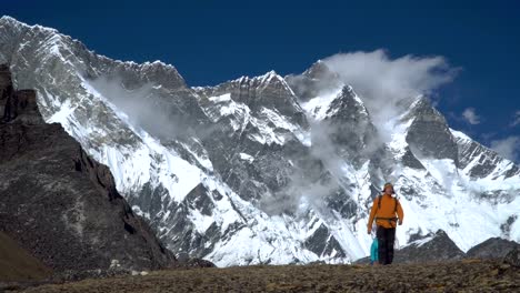 Touristen-in-den-Bergen-von-Nepal