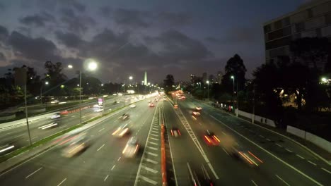 Nacht-Zeitraffer-des-Verkehrs-auf-der-berühmten-23-de-Maio-Avenue-in-Sao-Paulo