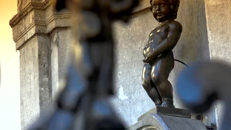 Manneken-Pis-statue-in-Brussels.-Statue-of-a-pissing-boy-in-a-beautiful-summer-day-in-Brussels,-Belgium.