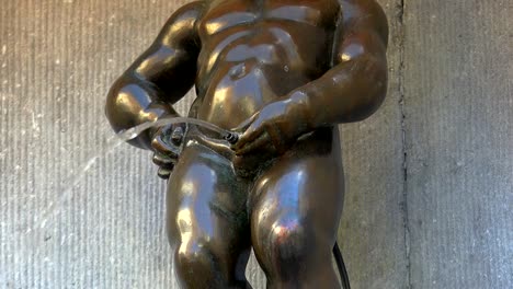 Manneken-Pis-statue-in-Brussels.-Statue-of-a-pissing-boy-in-a-beautiful-summer-day-in-Brussels,-Belgium.