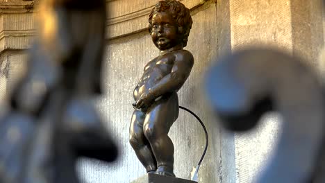 Manneken-Pis-statue-in-Brussels.-Statue-of-a-pissing-boy-in-a-beautiful-summer-day-in-Brussels,-Belgium.