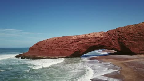 Luftaufnahme-der-Legzira-Strand-mit-gewölbten-Felsen