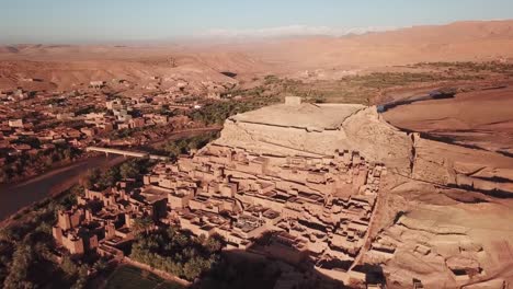 Luftbild-auf-Kasbah-Ait-Ben-Haddou-in-Marokko