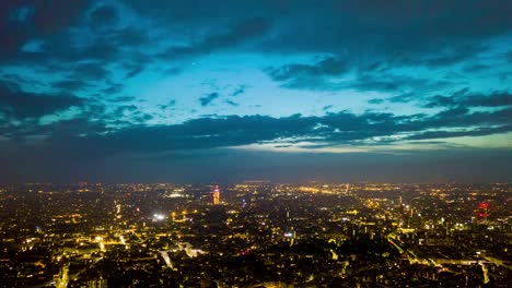 noche-al-atardecer-iluminado-Milán-paisaje-aéreo-panorama-4-tiempo-k-caer-Italia