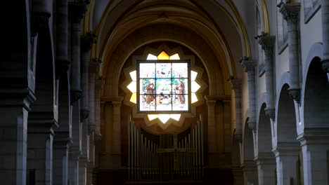 ventana-en-la-iglesia-de-la-Natividad-en-Belén