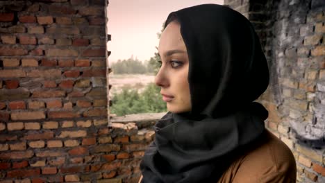 Junge-traurig-Muslima-Hijab-im-verlassenen-Gebäude,-drehen-und-Blick-in-die-Kamera,-Angst-und-Schrecken,-den-Terrorismus-Konzept-stehen