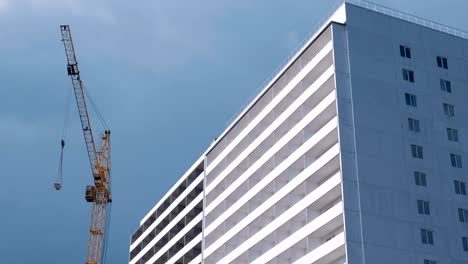 Construcción-de-un-edificio-de-varios-pisos.-Casa-y-construcción-de-la-grúa-sobre-fondo-de-cielo.