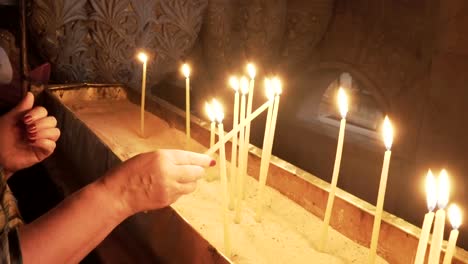 velas-están-encendidas-en-la-iglesia-del-Santo-Sepulcro