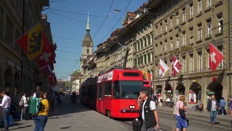 Suiza-día-soleado-Berna-ciudad-tranvía-tráfico-principal-calle-panorama-4k