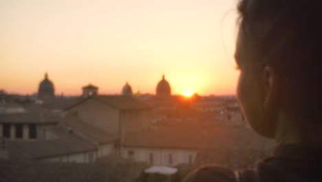 Schöne-junge-Frau-zu-Fuß-in-Richtung-hohen-Balkon-auf-der-Campidoglio,-Stadtbild-von-Rom-bei-Sonnenuntergang-betrachten-historische-Gebäude-und-Kuppeln-Zeitlupe-Steadycam-zu-sehen