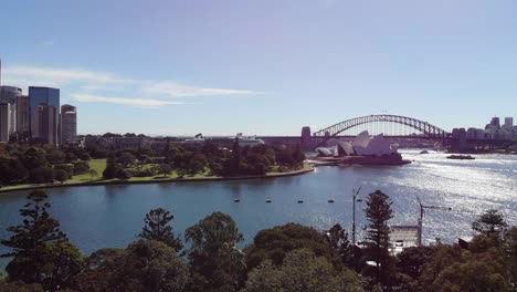 Toma-aérea-de-Sydney-Harbour-y-del-distrito-central-de-negocios