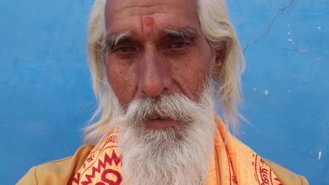 Retrato-cerca-de-sadhu-de-Shiva-en-hindú-ciudad-Santa-de-Pushkar,-Rajasthan-cerca