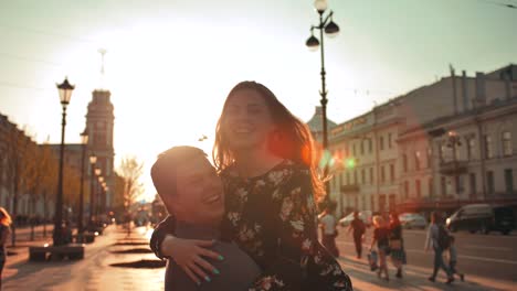 Joven-pareja-bailando-en-sunset-street